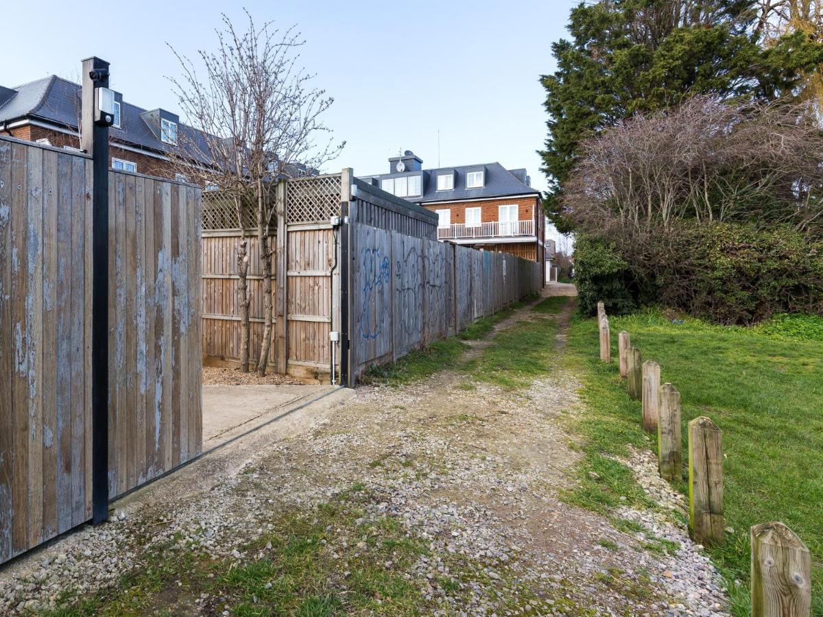 Pass The Keys Whitstable Shepherds Hut Minutes From The Harbour Villa Dış mekan fotoğraf